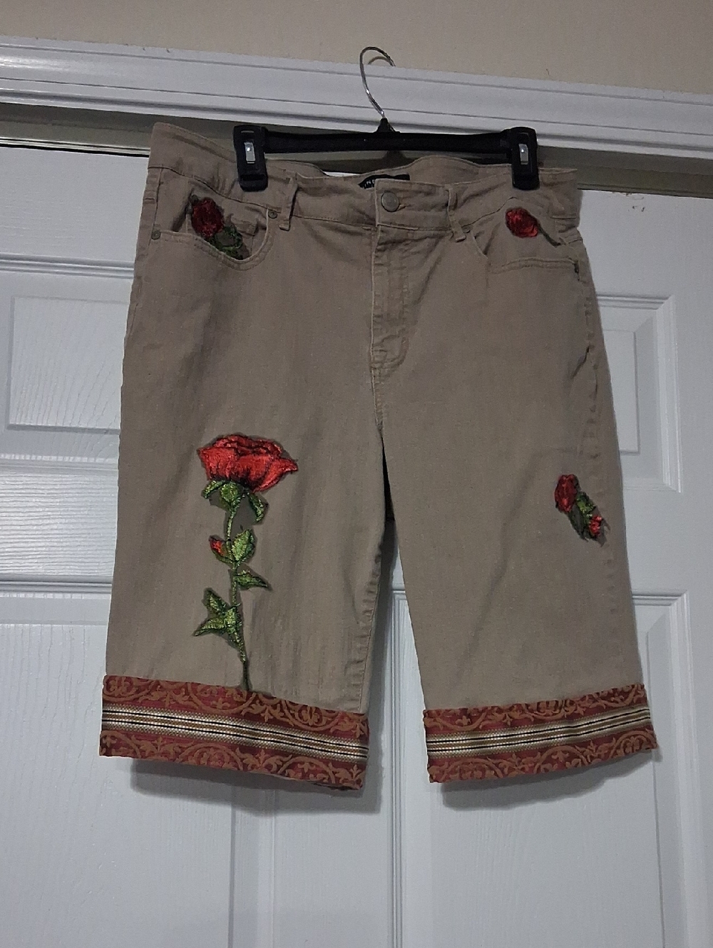 Nine West Beige Bermuda Shorts Refreshed with Red Rose Embroidery.sz 14 $24